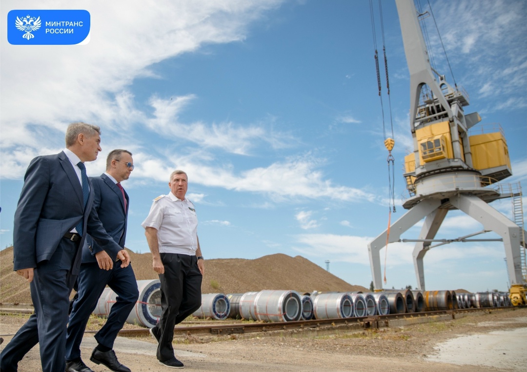 Вместе с главой Чувашии Андрей Никитин посетили Чебоксарский речной порт и грузовой причал в Новочебоксарске