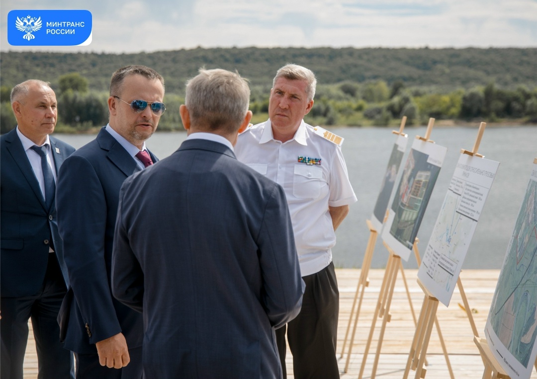 Вместе с главой Чувашии Андрей Никитин посетили Чебоксарский речной порт и грузовой причал в Новочебоксарске