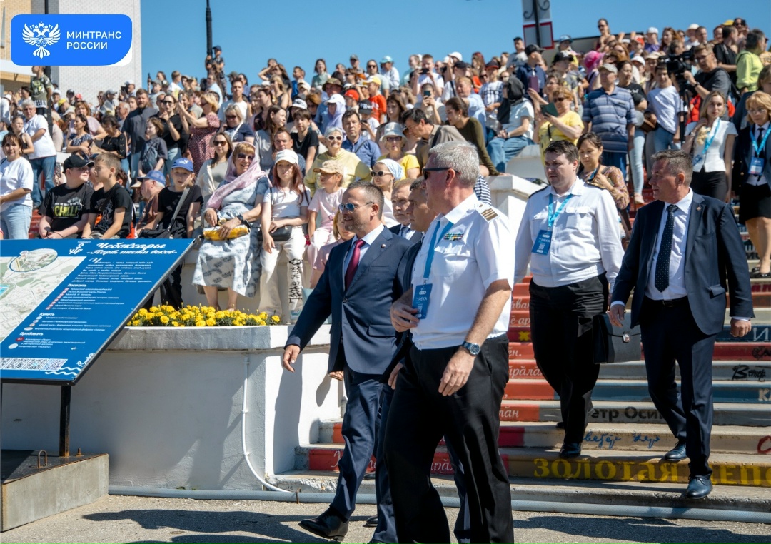Вместе с главой Чувашии Андрей Никитин посетили Чебоксарский речной порт и грузовой причал в Новочебоксарске