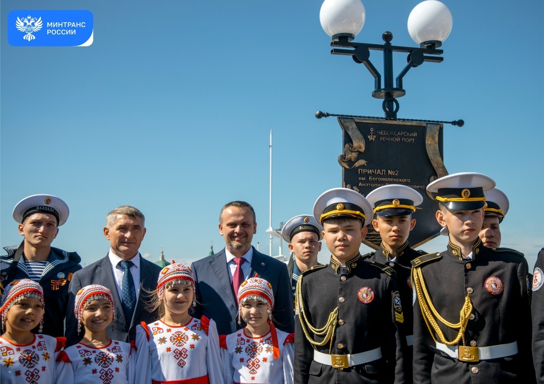 Вместе с главой Чувашии Андрей Никитин посетили Чебоксарский речной порт и грузовой причал в Новочебоксарске