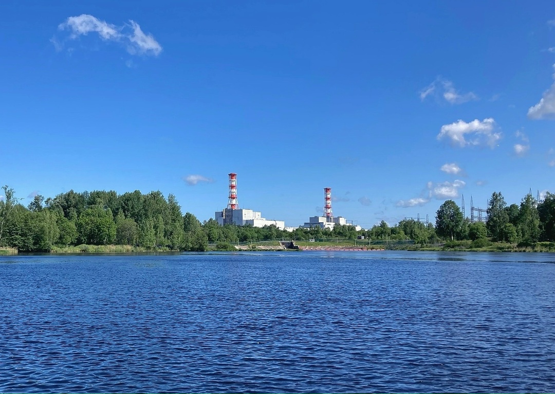 Месяц лета прошёл,
Словно и не бывало…
Есть вот фотки АЭС,
Что довольно немало!