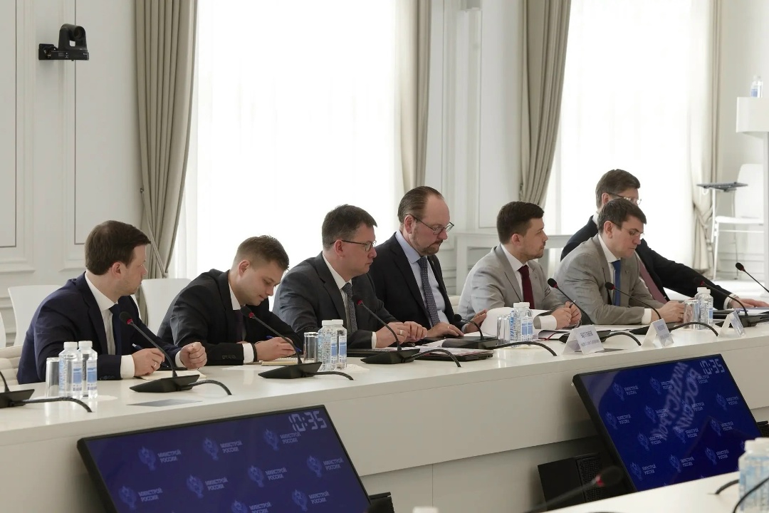 Минстрой России и Минобороны России обсудили развитие строительного комплекса