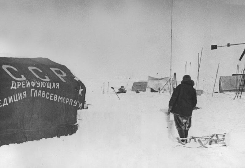 Из истории изучения Арктики: фото участников первой в мире советской дрейфующей полярной станции «Северный полюс-1», которая начала работу 21 мая 1937 года.…