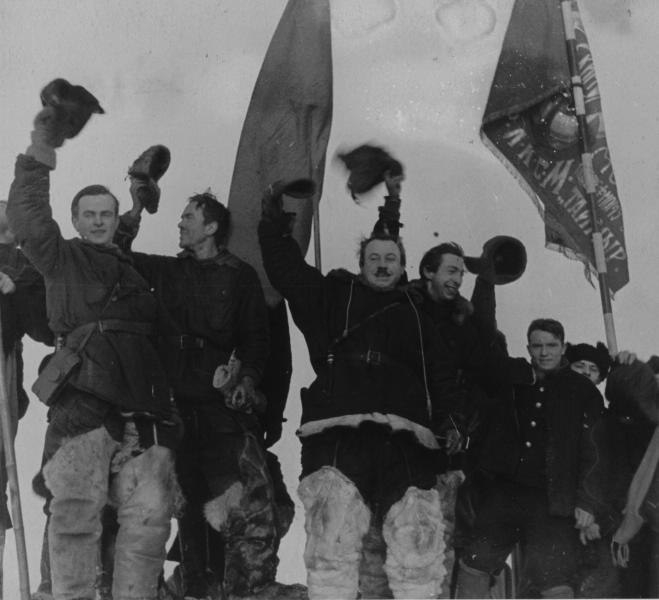 Из истории изучения Арктики: фото участников первой в мире советской дрейфующей полярной станции «Северный полюс-1», которая начала работу 21 мая 1937 года.…