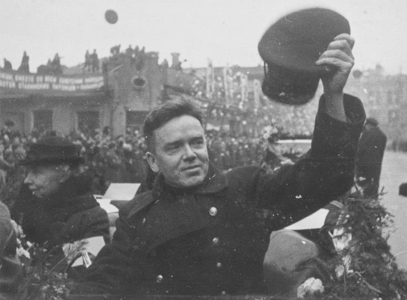Из истории изучения Арктики: фото участников первой в мире советской дрейфующей полярной станции «Северный полюс-1», которая начала работу 21 мая 1937 года.…