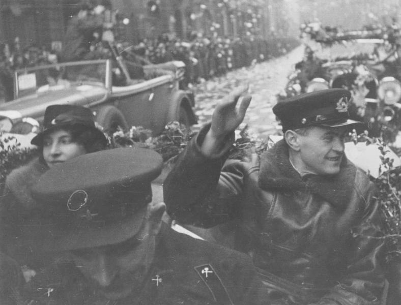 Из истории изучения Арктики: фото участников первой в мире советской дрейфующей полярной станции «Северный полюс-1», которая начала работу 21 мая 1937 года.…