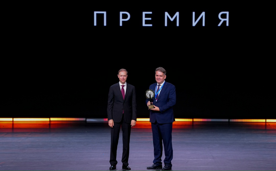 Денис Мантуров наградил лауреата национальной промышленной премии «Индустрия».