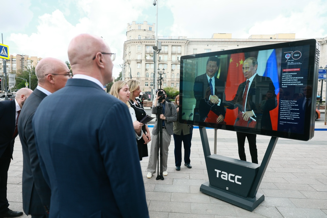 Дмитрий Чернышенко и Мария Захарова дали старт медиатуру по Золотому кольцу в честь 70-летия сотрудничества ТАСС и «Синьхуа».