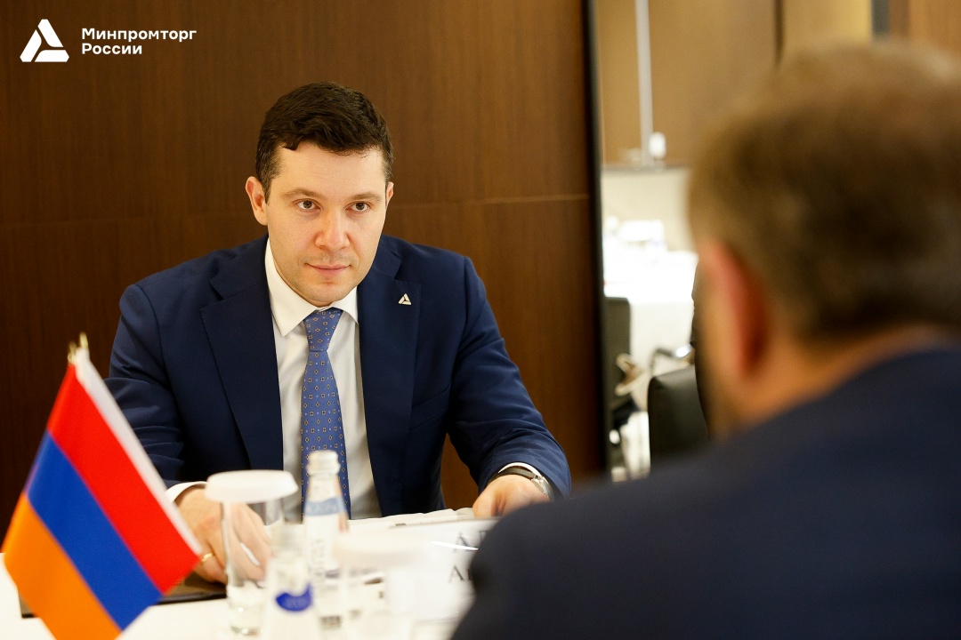 Антон Алиханов провёл серию двусторонних переговоров на ИННОПРОМ-2026