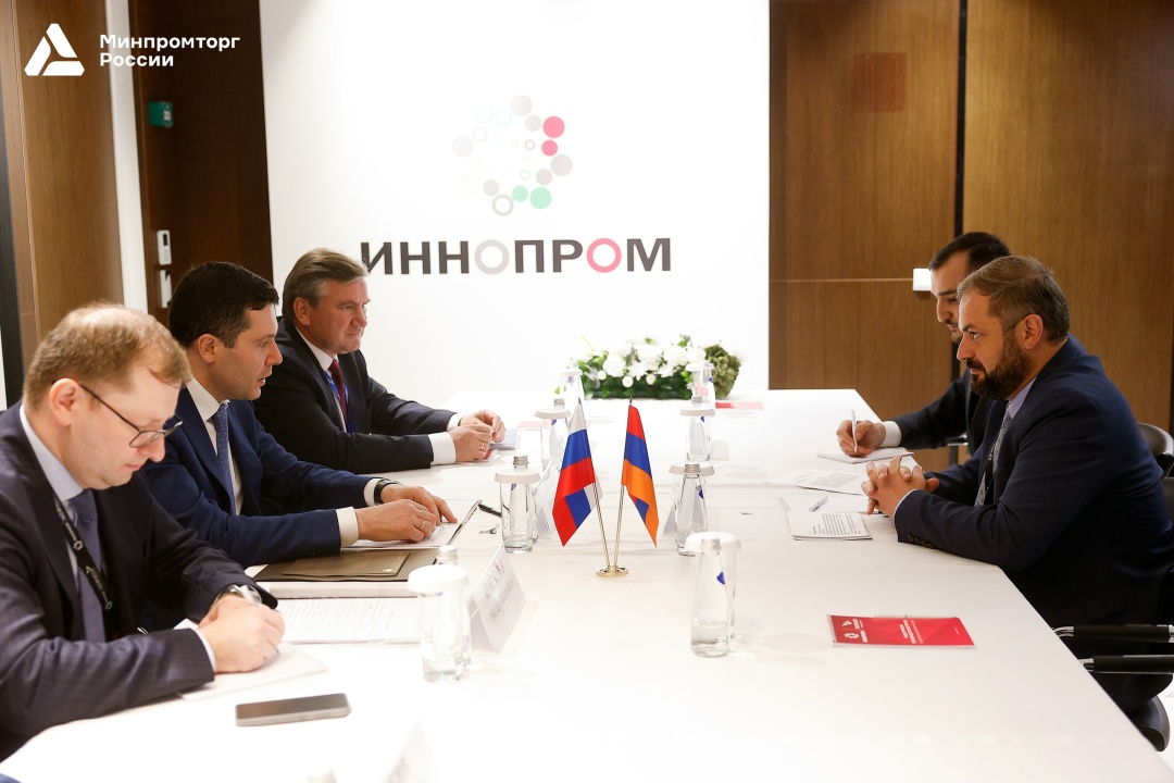 Антон Алиханов провёл серию двусторонних переговоров на ИННОПРОМ-2026