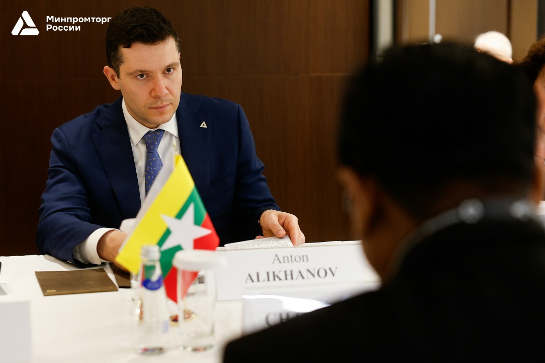 Антон Алиханов провёл серию двусторонних переговоров на ИННОПРОМ-2026