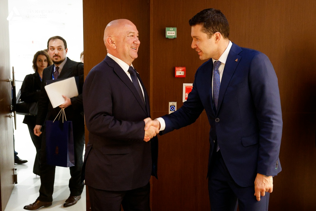 Антон Алиханов провёл серию двусторонних переговоров на ИННОПРОМ-2026