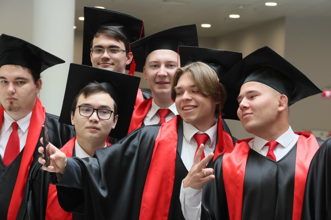 >300 новых профессионалов отрасли: выпускникам базовых кафедр и корпоративных групп ЛУКОЙЛа вручены дипломы