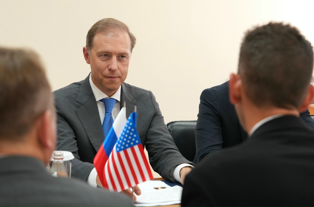 Денис Мантуров посетил космодром Байконур.