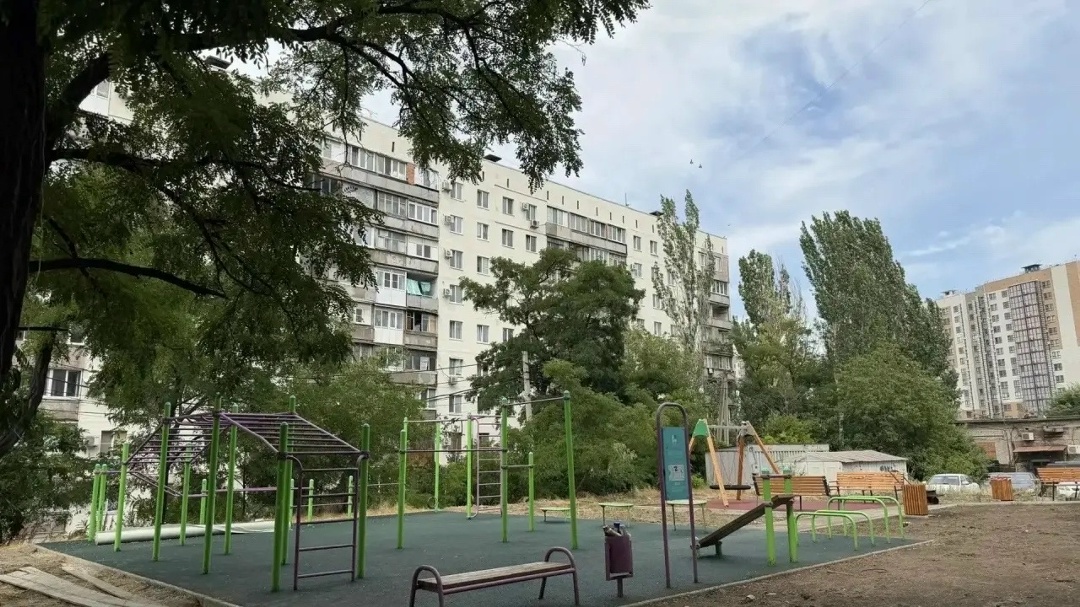 В Мариуполе завершается благоустройство дворов на проспекте Металлургов