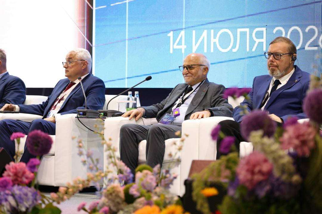Энергия будущего рождается здесь Ключевым мероприятием нефтяного саммита стала панельная сессия на тему мирового энергетического лидерства и синергии…