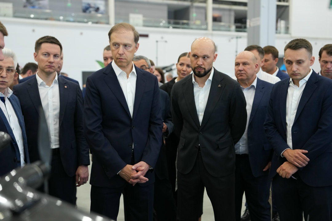 Денис Мантуров провел тематическую сессию по использованию дронов-перехватчиков в системе ПВО.