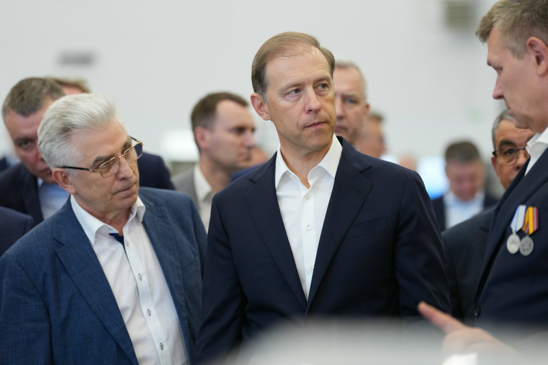 Денис Мантуров провел тематическую сессию по использованию дронов-перехватчиков в системе ПВО.