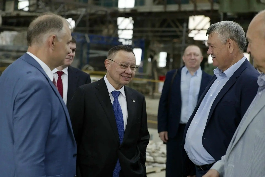 Министр строительства и ЖКХ РФ Ирек Файзуллин провел в НИЦ «Строительство» рабочее совещание по развитию научной составляющей строительной отрасли и…