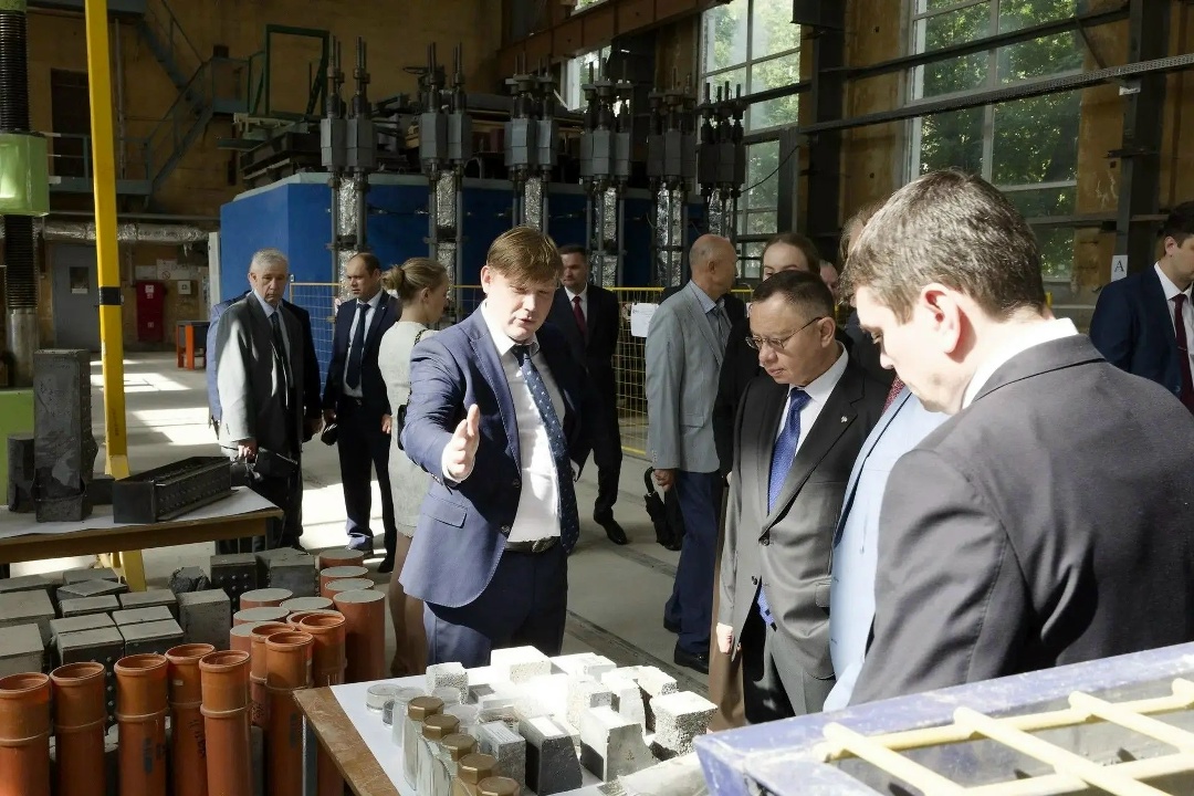 Министр строительства и ЖКХ РФ Ирек Файзуллин провел в НИЦ «Строительство» рабочее совещание по развитию научной составляющей строительной отрасли и…