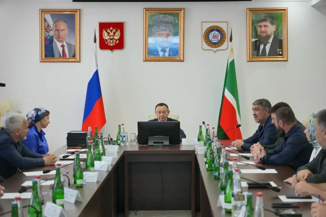 Глава Минстроя России Ирек Файзуллин наградил представителей строительной отрасли Чеченской Республики в рамках рабочей поездки в регион