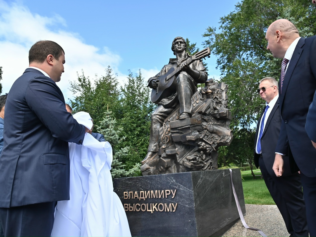 Алексей Оверчук провел рабочую встречу с губернатором Омской области Виталием Хоценко.