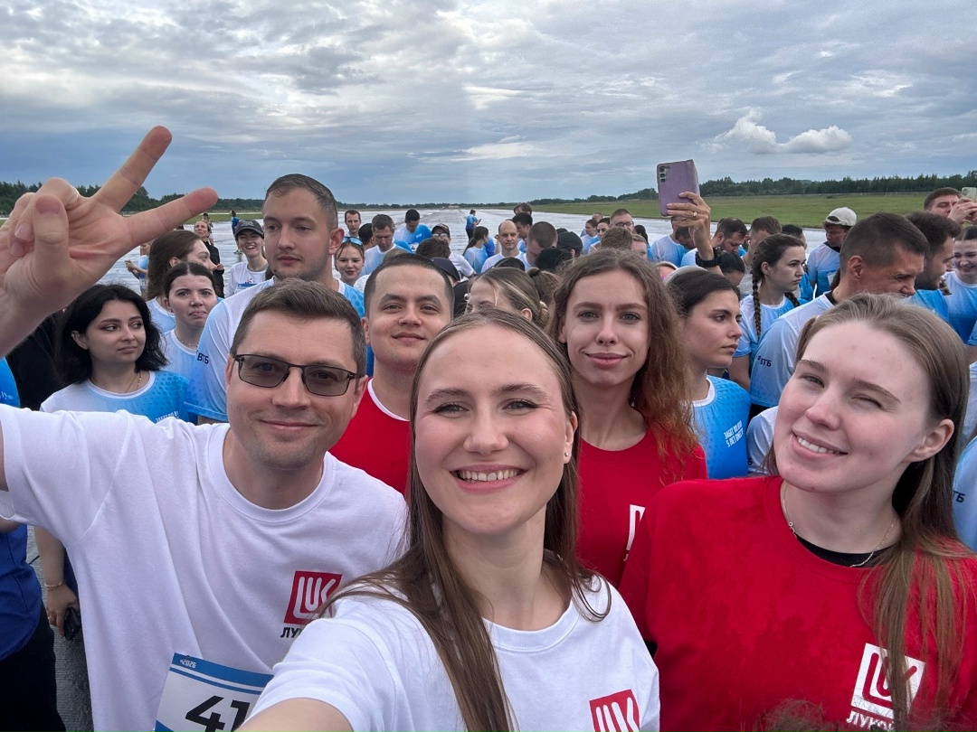 Впереди самолёта! До нас долетели фото недавнего забега по взлётно-посадочной полосе в аэропорту Пулково, где экипаж из пяти сотрудников ЛУКОЙЛа принял участие…