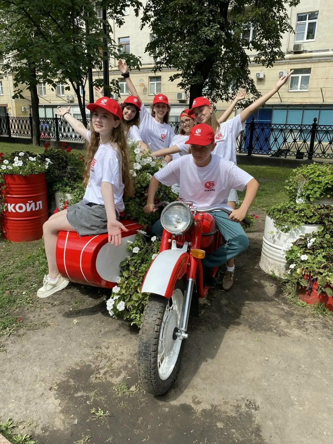 Танец на всю страну При поддержке ЛУКОЙЛа детский хореографический ансамбль из Республики Коми приехал в Москву, чтобы принять участие в шоу «Большие и…