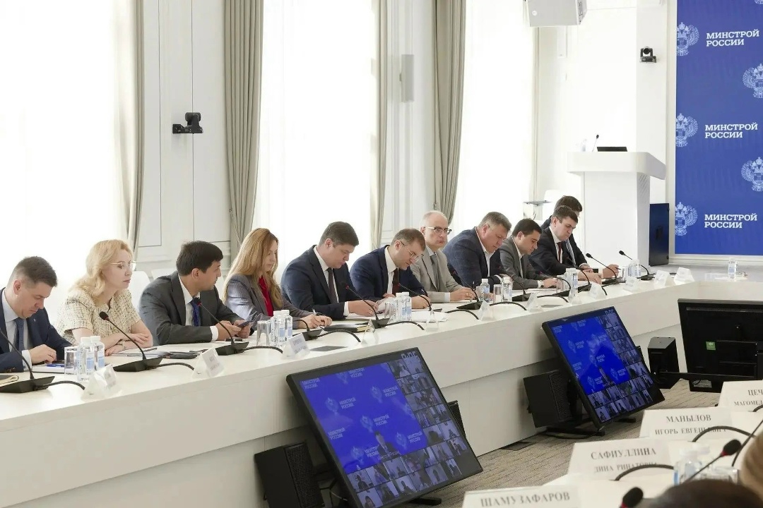 В Минстрое России прошло еженедельное оперативное совещание под председательством Министра строительства и ЖКХ РФ Ирека Файзуллина