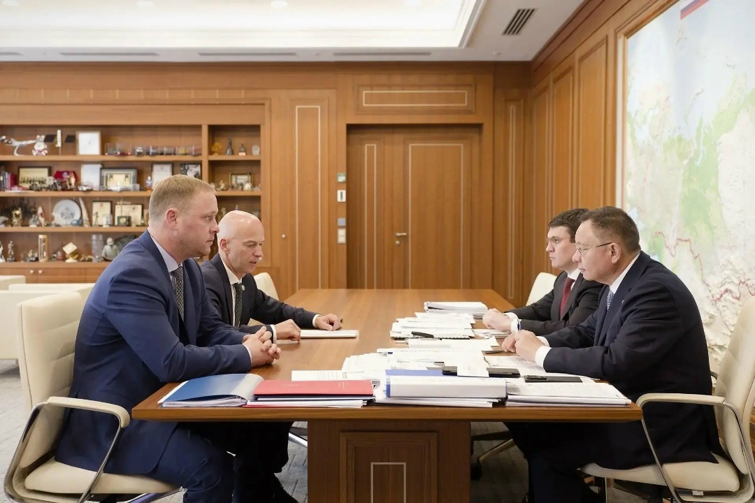 Министр строительства и ЖКХ РФ Ирек Файзуллин и генеральный директор Госкорпорации Туризм.РФ Василий Швец провели рабочую встречу