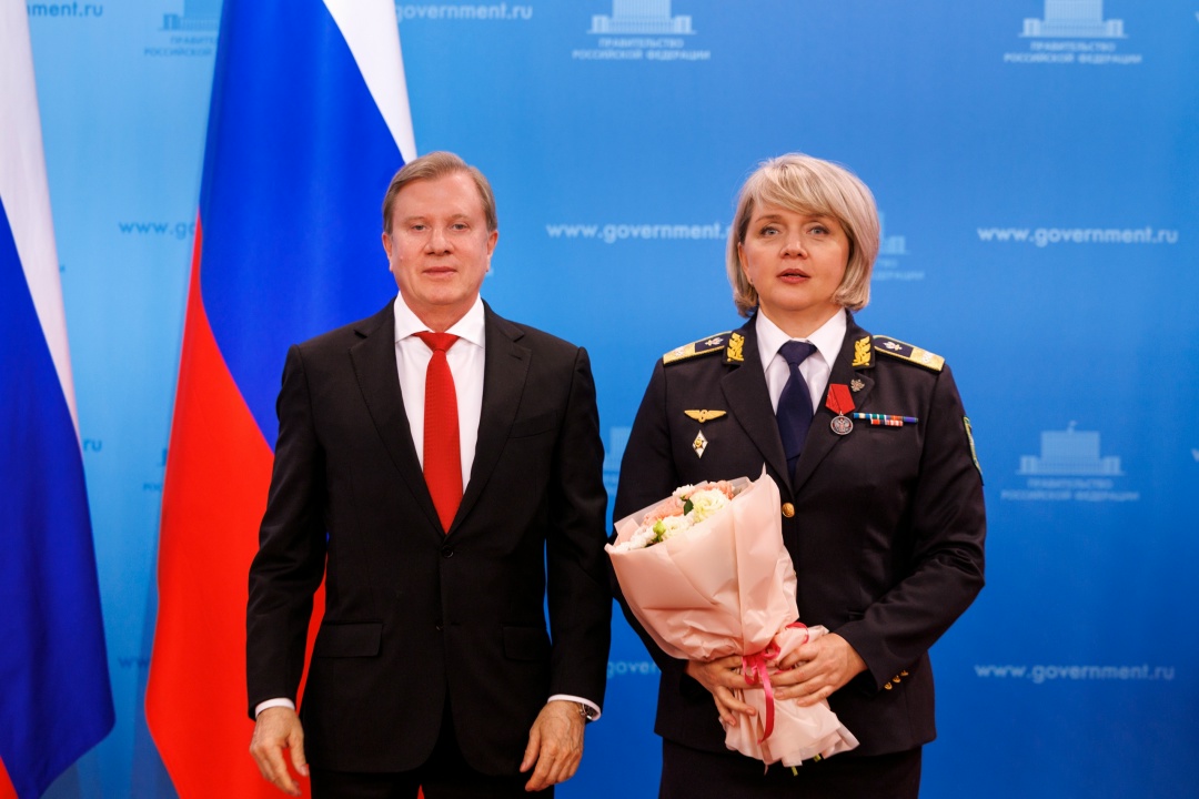 Виталий Савельев вручил награды в преддверии Дня железнодорожника.