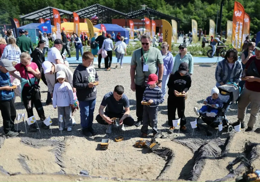 В минувшие выходные жители и гости столицы Колымы снова испытали удачу: в магаданском парке «Дюкча» прошел юбилейный, десятый «Золотой фестиваль».
