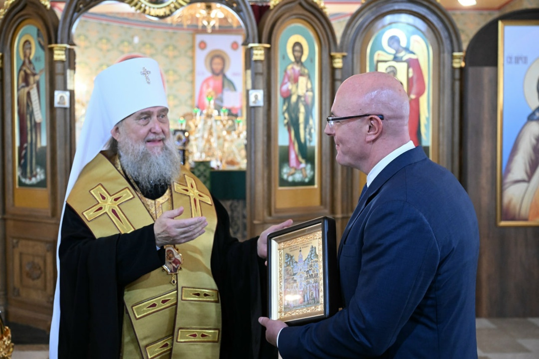 Дмитрий Чернышенко вручил митрополиту Астанайскому и Казахстанскому Александру орден «За заслуги перед Отечеством» II степени