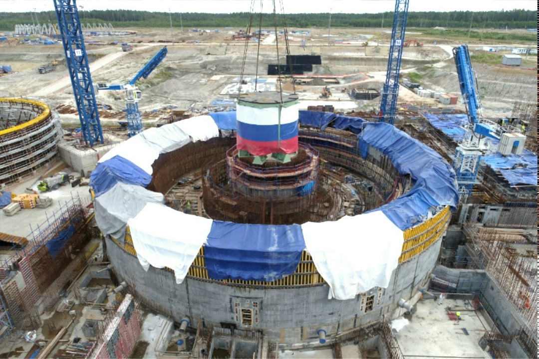 На строящемся энергоблоке № 4 Ленинградской АЭС-2 смонтировано первое крупногабаритное оборудование — «ловушка расплава»