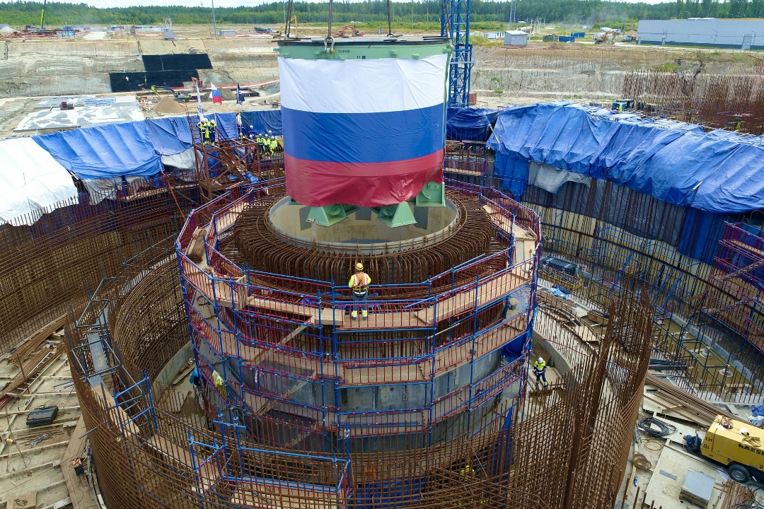 На строящемся энергоблоке № 4 Ленинградской АЭС-2 смонтировано первое крупногабаритное оборудование — «ловушка расплава»