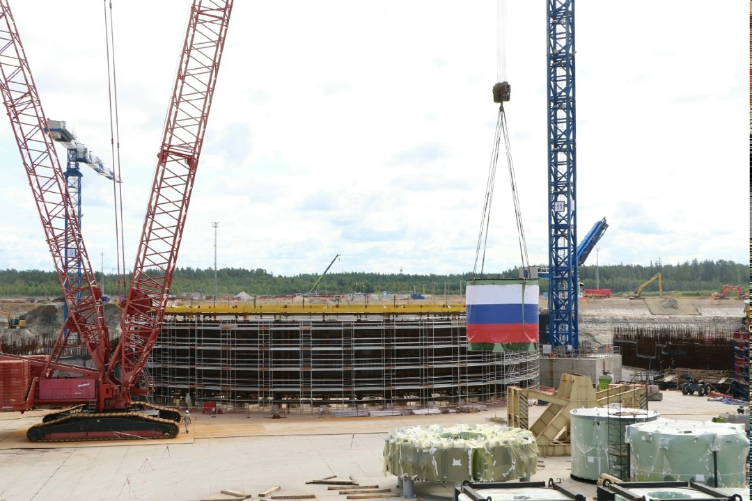 На строящемся энергоблоке № 4 Ленинградской АЭС-2 смонтировано первое крупногабаритное оборудование — «ловушка расплава»