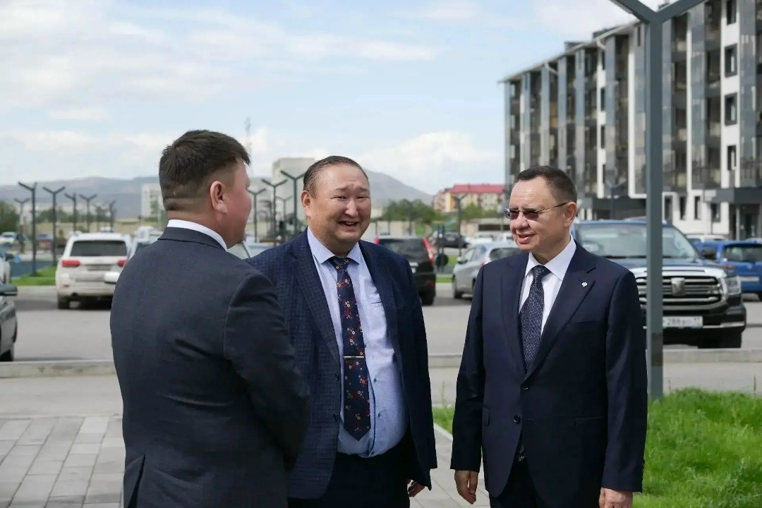 Министр строительства и ЖКХ РФ Ирек Файзулин ознакомился со строительством развивающихся районов столицы Тувы