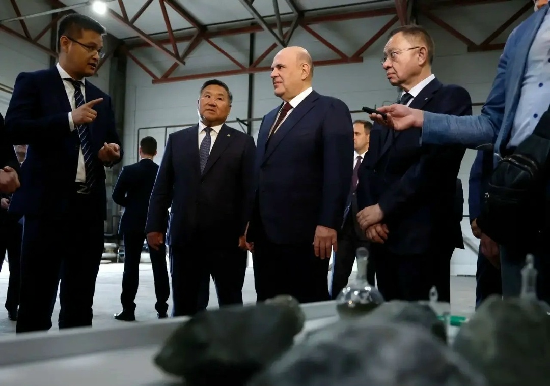 Глава Минстроя России Ирек Файзуллин в рамках рабочей поездки в Республику Тыва посетил предприятие по производству железобетонных изделий ООО «Восток» в Кызыле