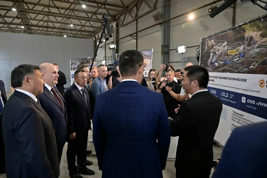 Глава Минстроя России Ирек Файзуллин в рамках рабочей поездки в Республику Тыва посетил предприятие по производству железобетонных изделий ООО «Восток» в Кызыле