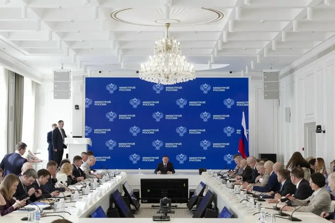 В преддверии 70-летия Дня строителя Глава Минстроя России Ирек Файзуллин наградил представителей строительной отрасли