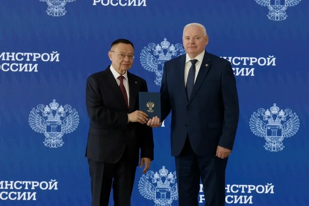 В преддверии 70-летия Дня строителя Глава Минстроя России Ирек Файзуллин наградил представителей строительной отрасли