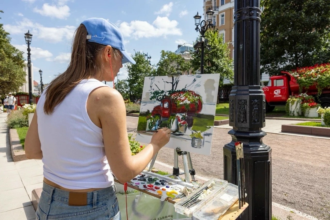 В Москве нарисовалось лето Арт-объекты — легенды советского автопрома с яркой юбилейной символикой в честь 35-летия ЛУКОЙЛа, украшенные цветочными…