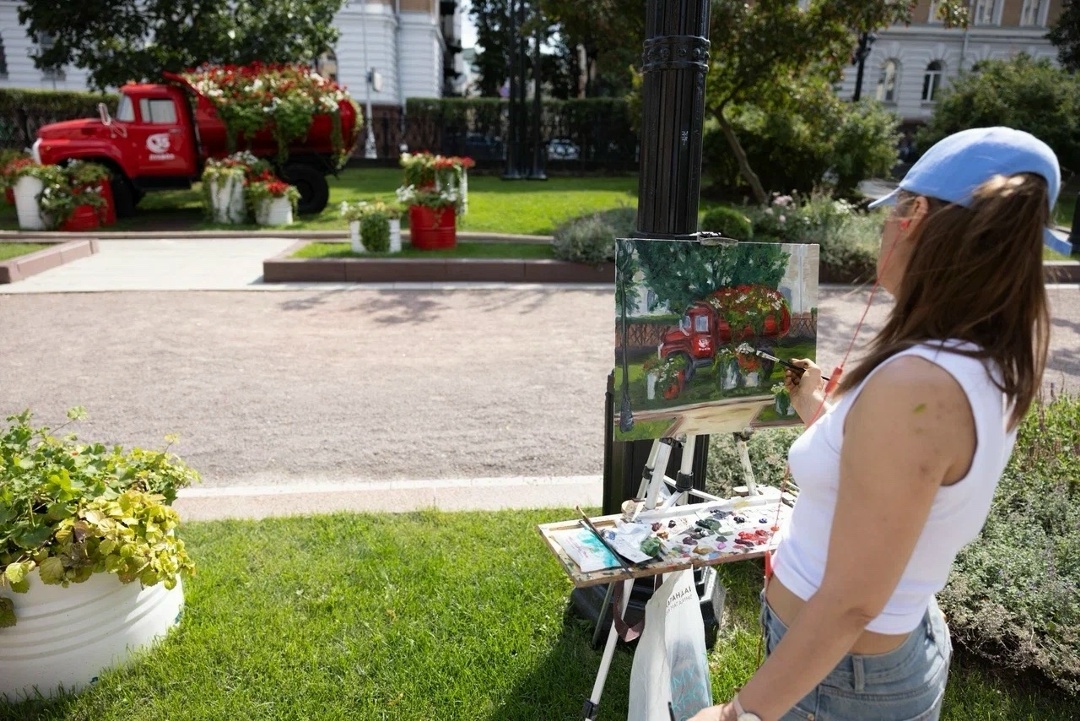 В Москве нарисовалось лето Арт-объекты — легенды советского автопрома с яркой юбилейной символикой в честь 35-летия ЛУКОЙЛа, украшенные цветочными…