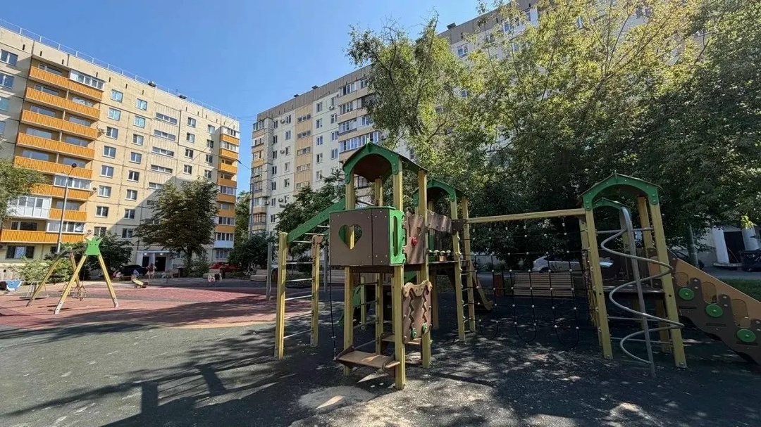 В Мариуполе завершены работы по комплексному благоустройству дворового пространства