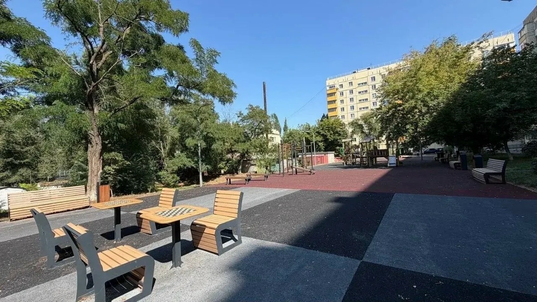 В Мариуполе завершены работы по комплексному благоустройству дворового пространства