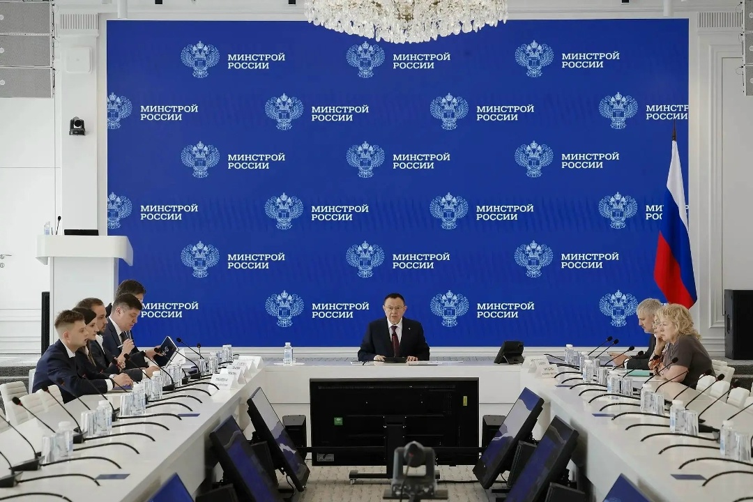 Глава Минстроя России Ирек Файзуллин провел совещание по вопросу проведения капитального ремонта зданий МХТ им. А.П. Чехова