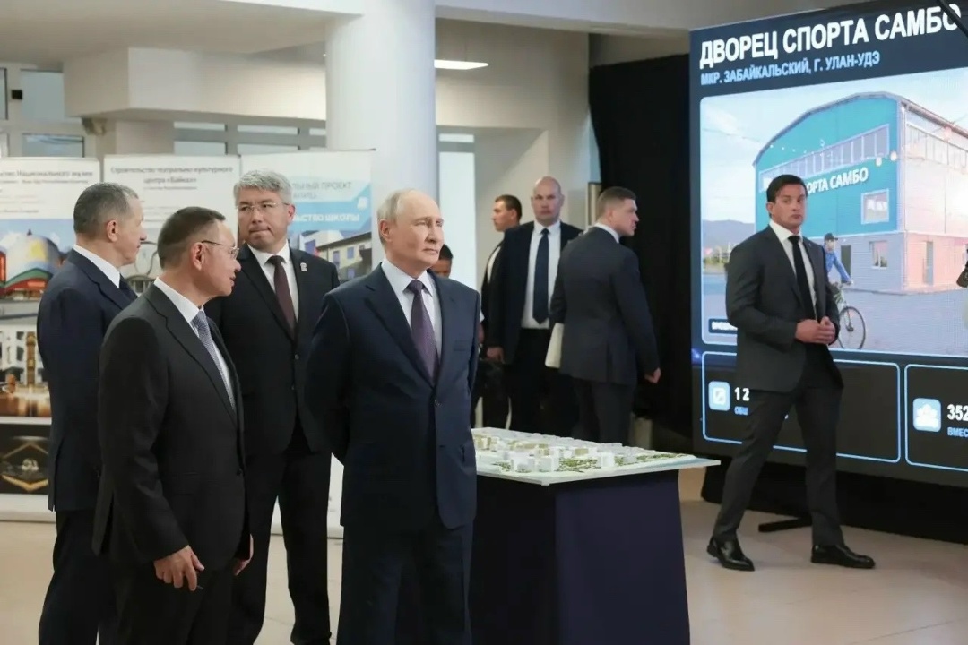 Глава Минстроя России Ирек Файзуллин доложил Президенту РФ о ключевых инструментах поддержки регионов в рамках осмотра выставки «Городская среда: от проекта…