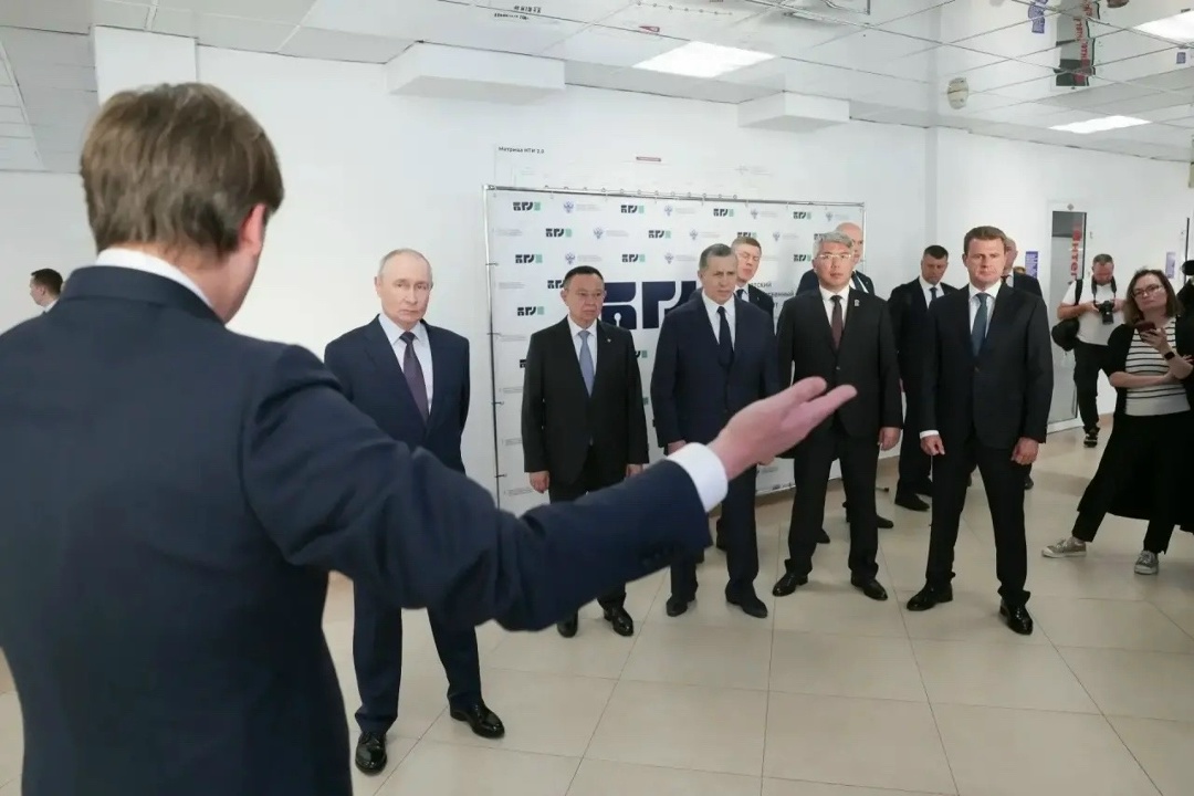 Глава Минстроя России Ирек Файзуллин доложил Президенту РФ о ключевых инструментах поддержки регионов в рамках осмотра выставки «Городская среда: от проекта…