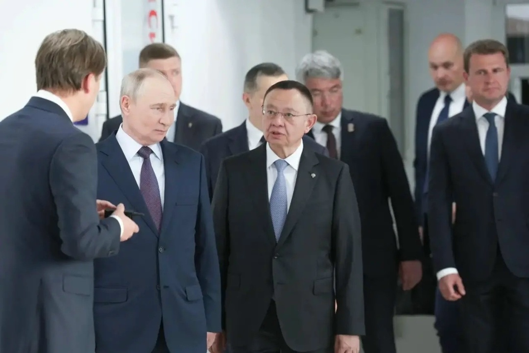 Глава Минстроя России Ирек Файзуллин доложил Президенту РФ о ключевых инструментах поддержки регионов в рамках осмотра выставки «Городская среда: от проекта…