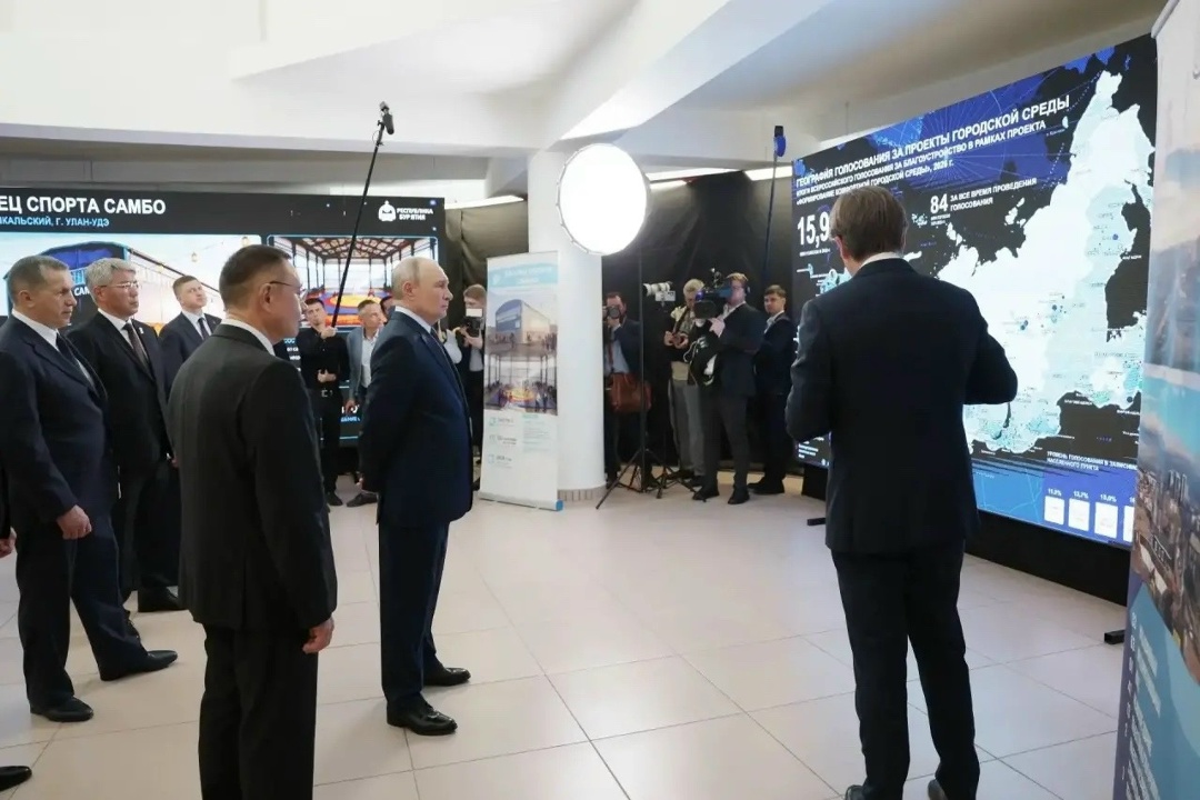 Глава Минстроя России Ирек Файзуллин доложил Президенту РФ о ключевых инструментах поддержки регионов в рамках осмотра выставки «Городская среда: от проекта…